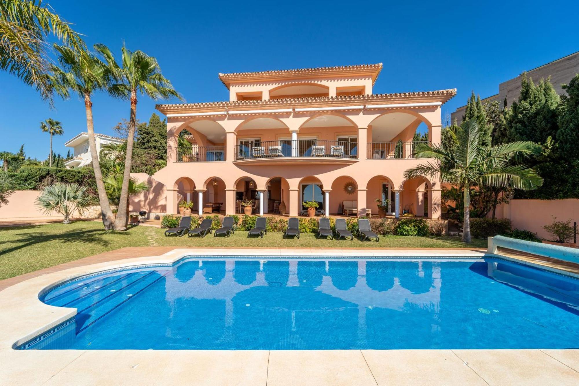 Beachside Villa With Panoramic Sea Views 베날마데나코스타 외부 사진
