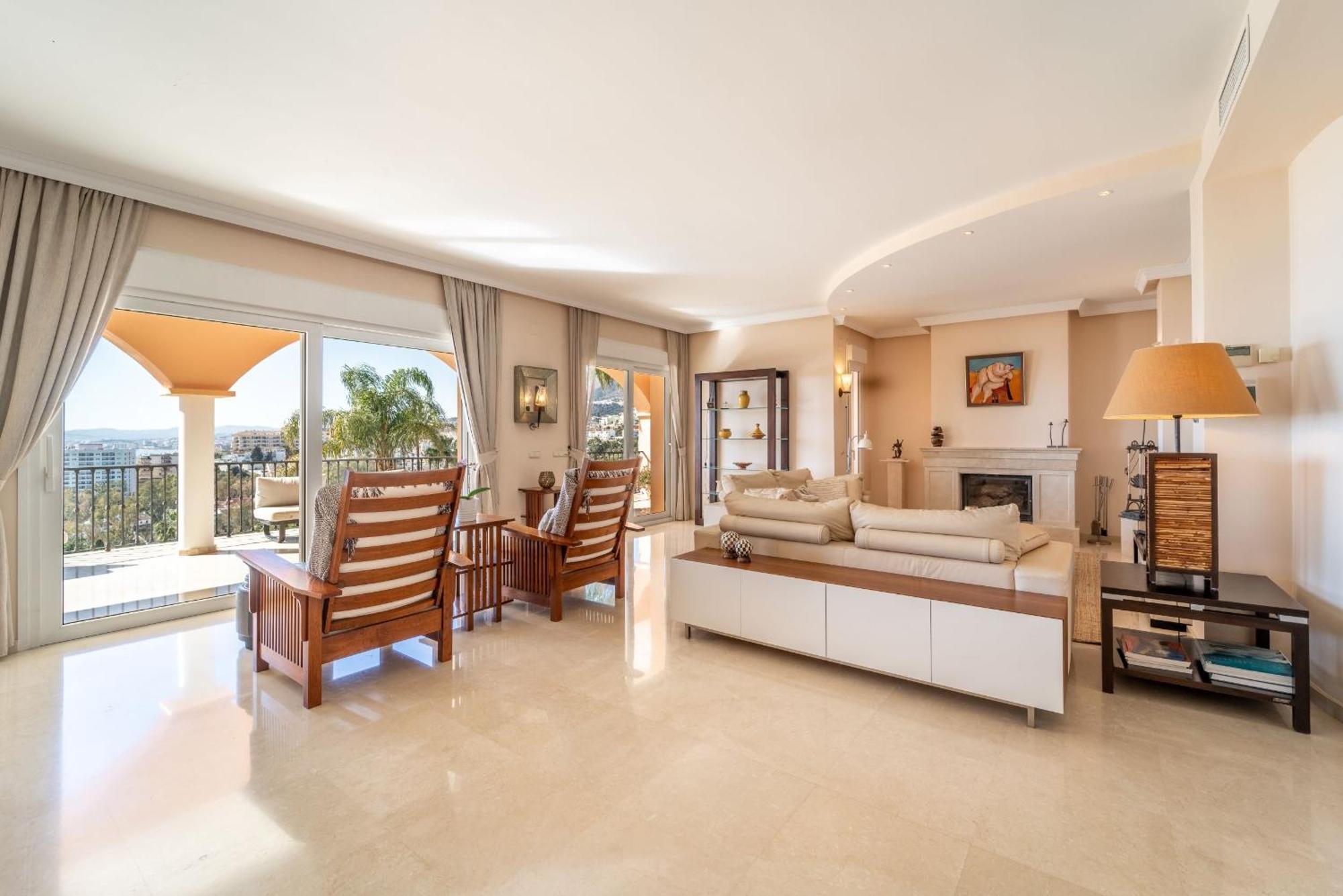 Beachside Villa With Panoramic Sea Views 베날마데나코스타 외부 사진