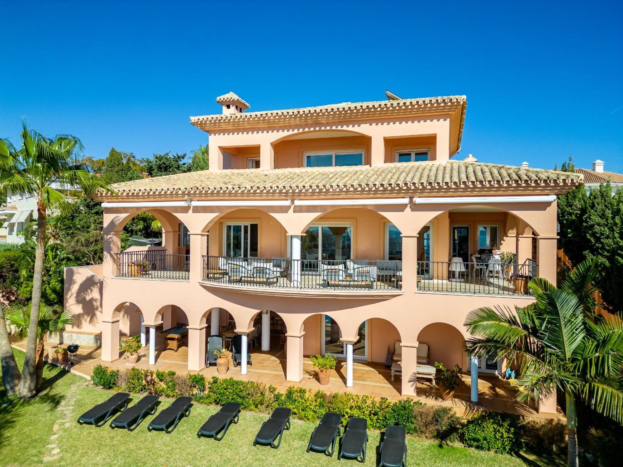 Beachside Villa With Panoramic Sea Views 베날마데나코스타 외부 사진