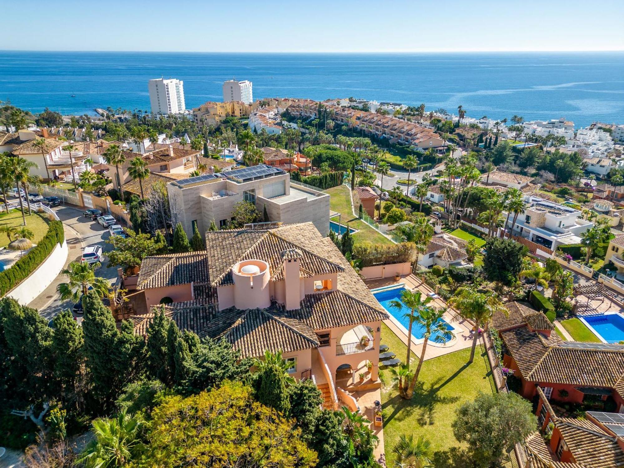 Beachside Villa With Panoramic Sea Views 베날마데나코스타 외부 사진