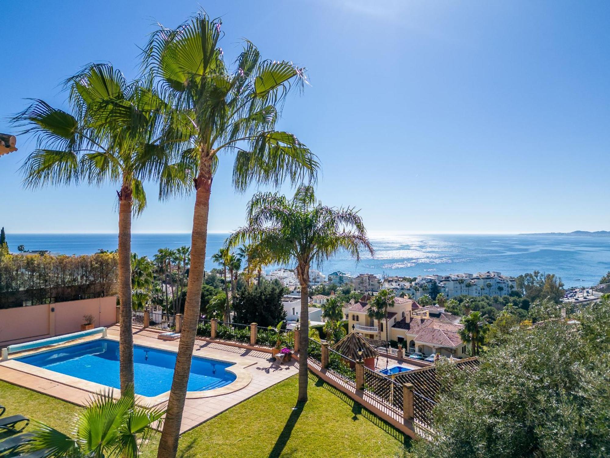 Beachside Villa With Panoramic Sea Views 베날마데나코스타 외부 사진