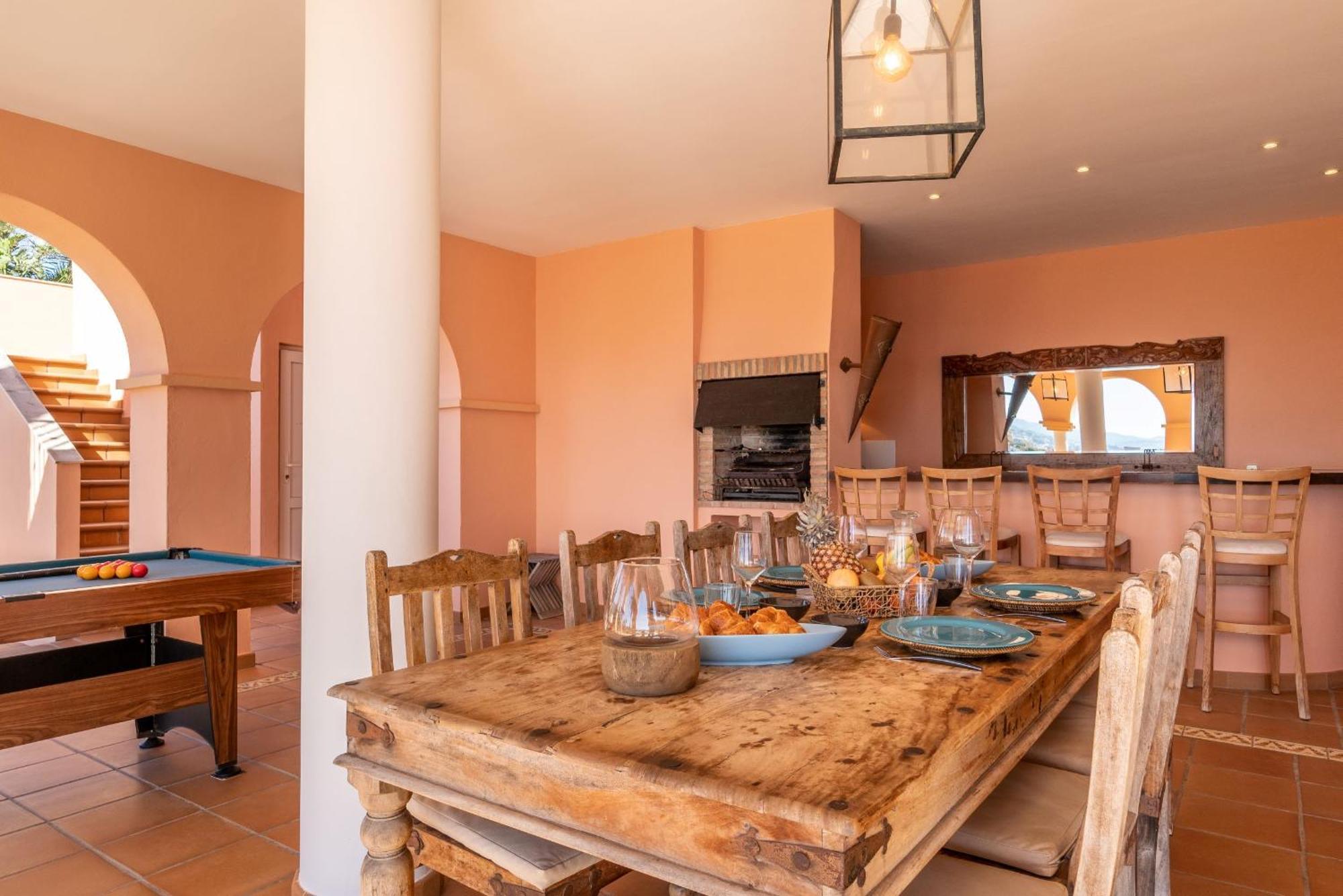 Beachside Villa With Panoramic Sea Views 베날마데나코스타 외부 사진