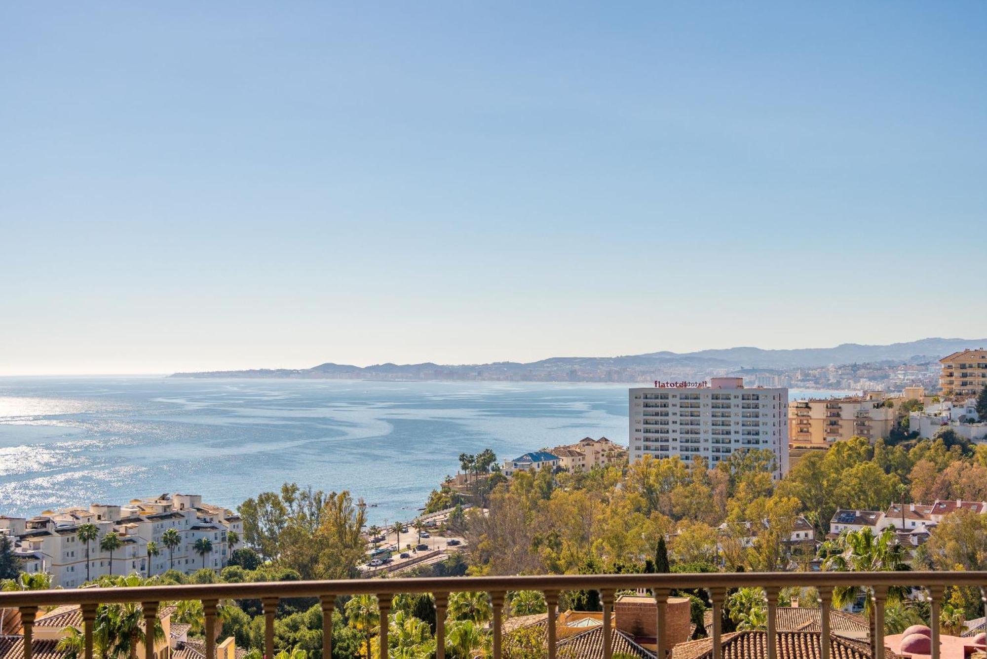 Beachside Villa With Panoramic Sea Views 베날마데나코스타 외부 사진