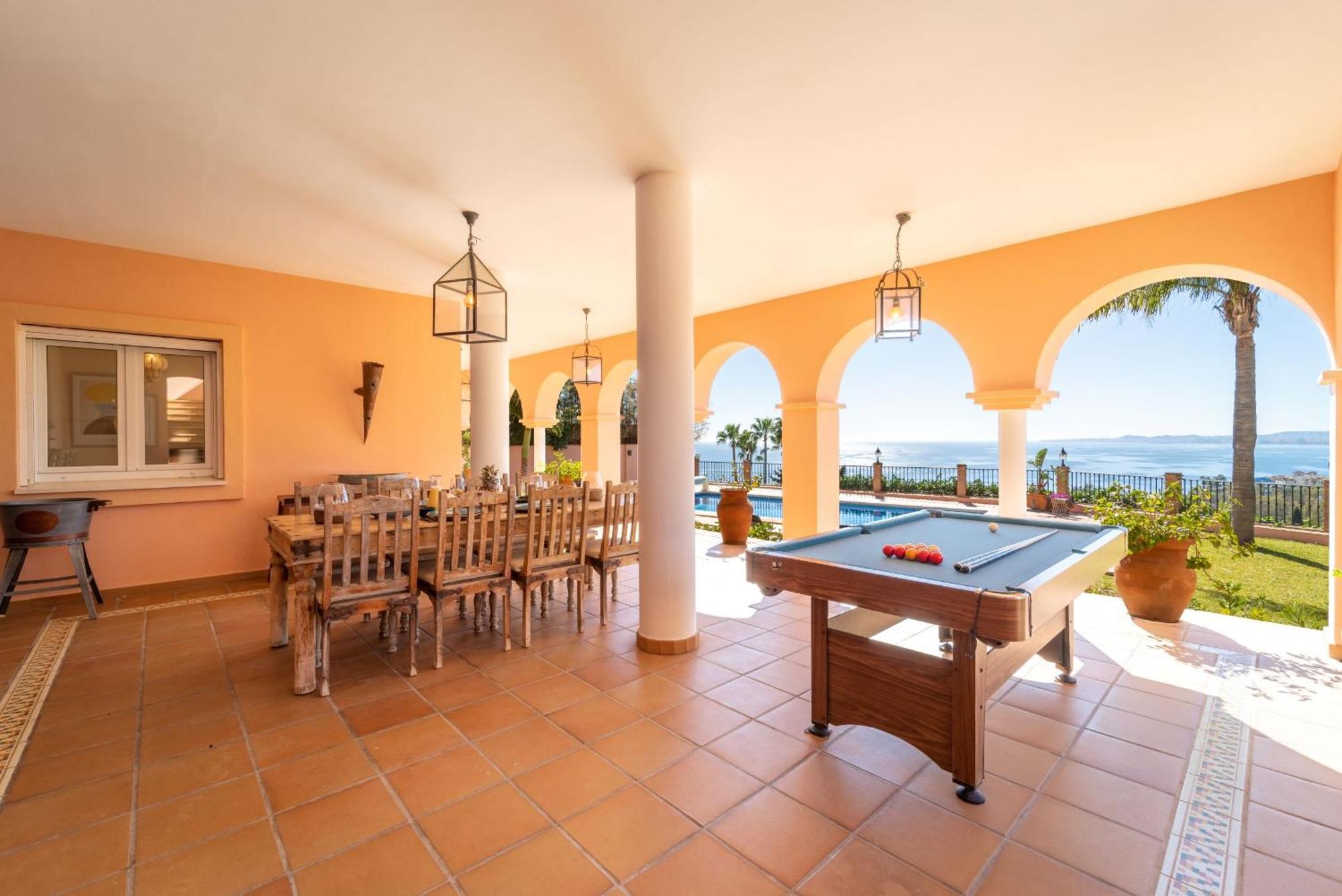 Beachside Villa With Panoramic Sea Views 베날마데나코스타 외부 사진