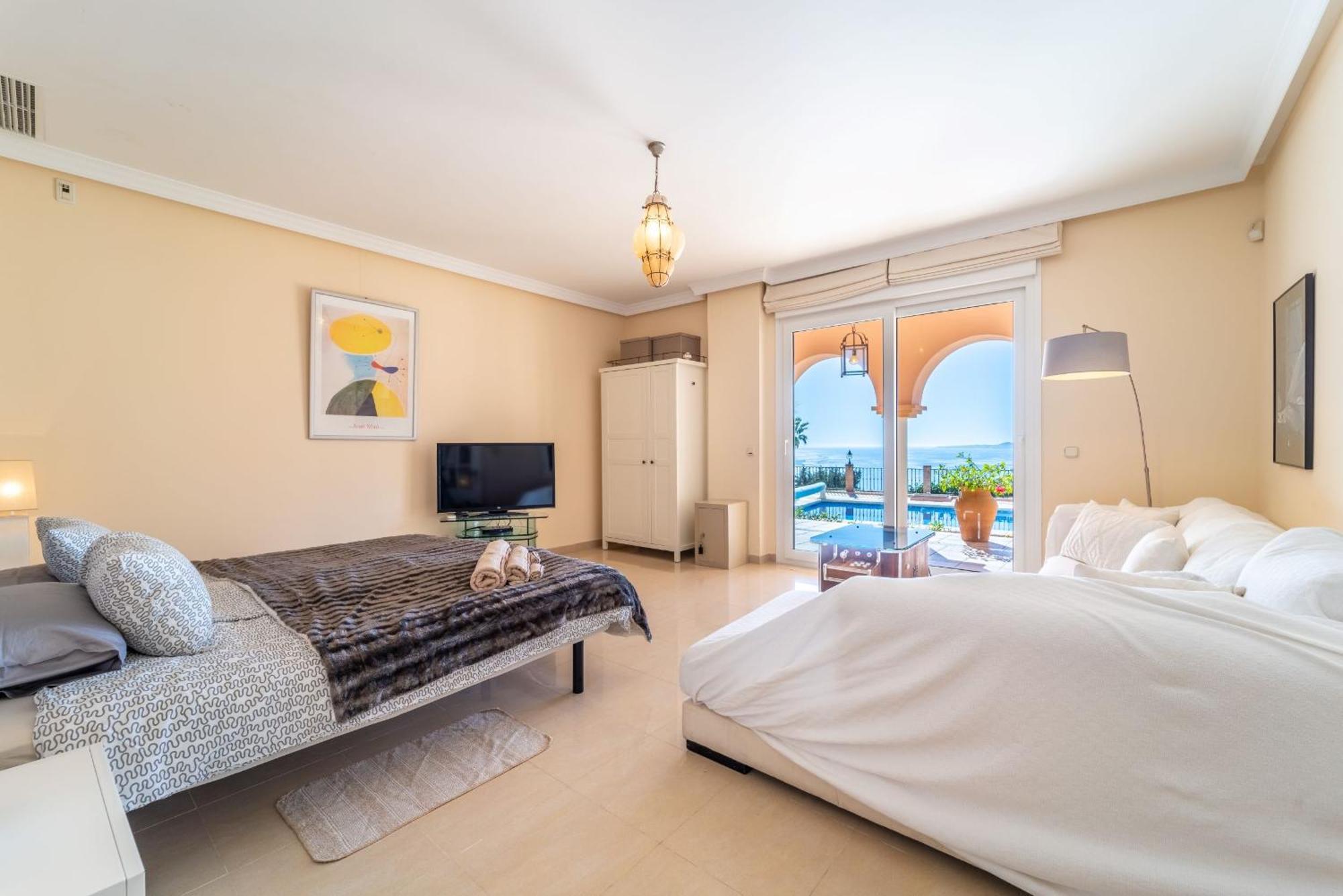 Beachside Villa With Panoramic Sea Views 베날마데나코스타 외부 사진