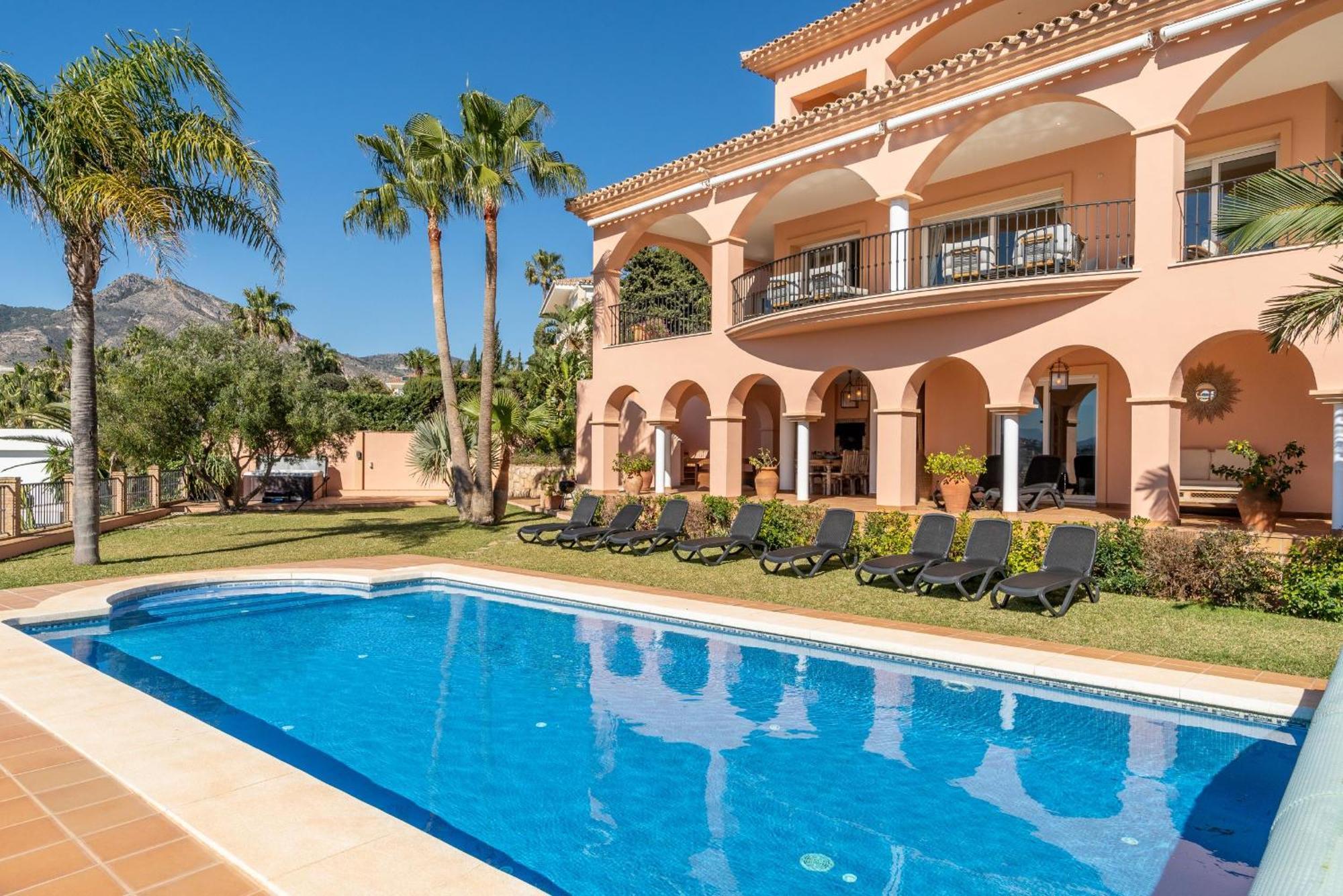 Beachside Villa With Panoramic Sea Views 베날마데나코스타 외부 사진
