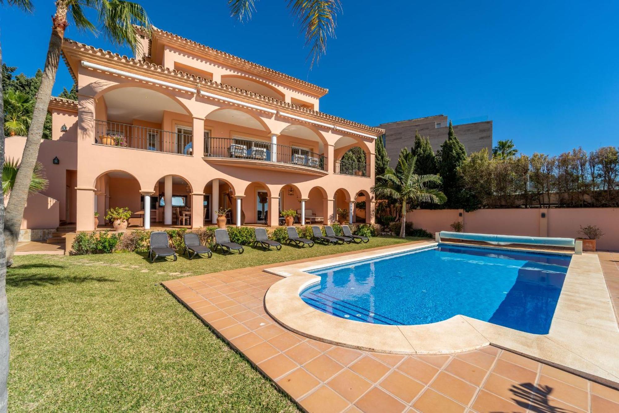 Beachside Villa With Panoramic Sea Views 베날마데나코스타 외부 사진