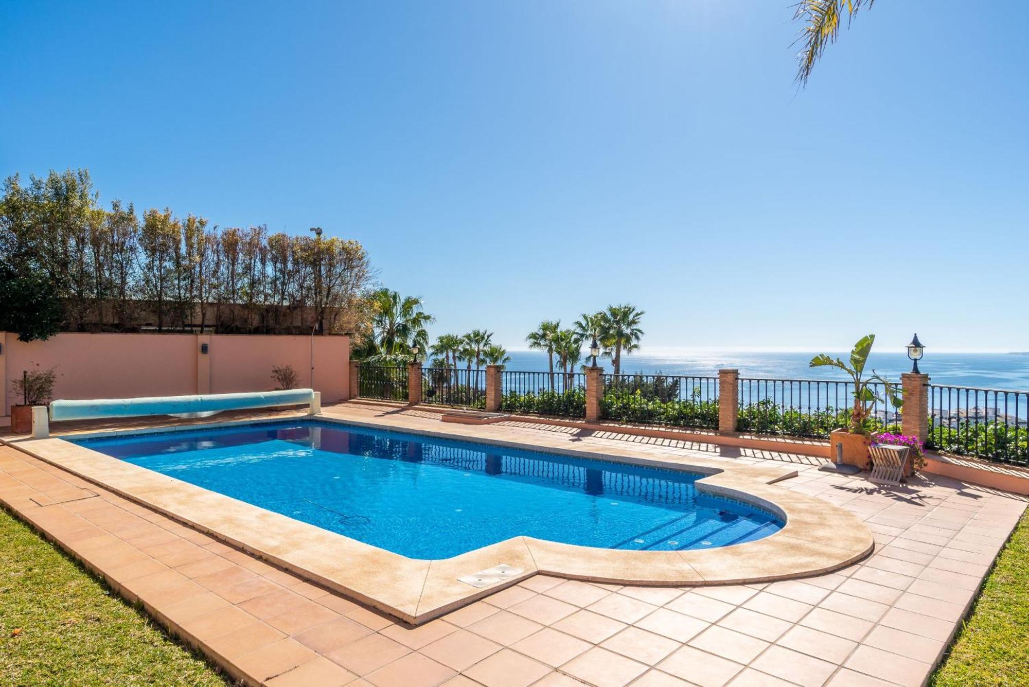 Beachside Villa With Panoramic Sea Views 베날마데나코스타 외부 사진