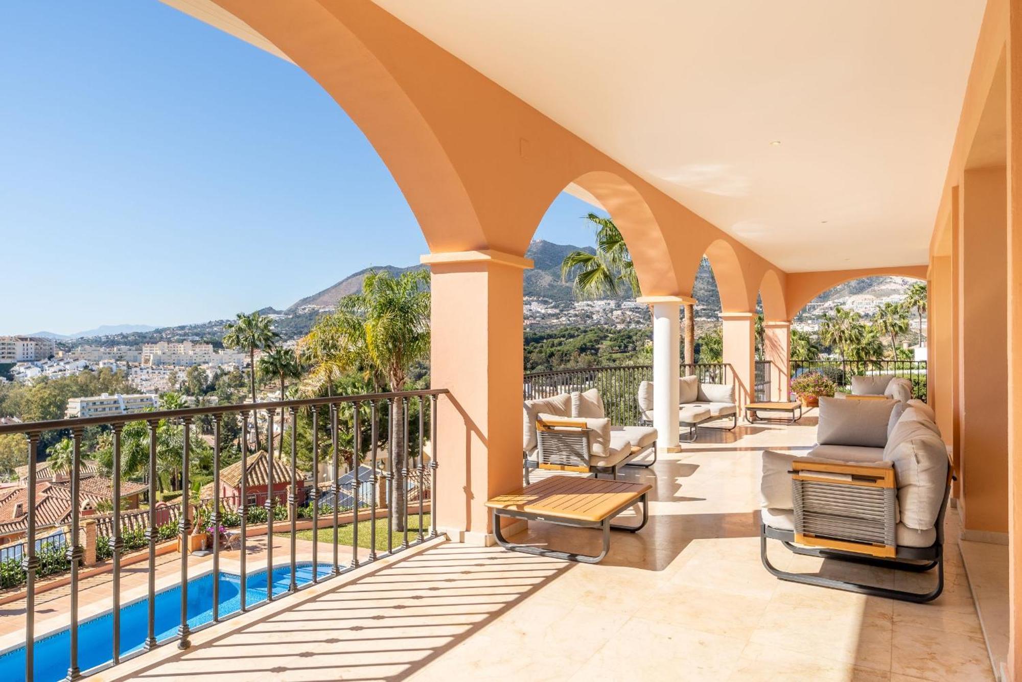 Beachside Villa With Panoramic Sea Views 베날마데나코스타 외부 사진