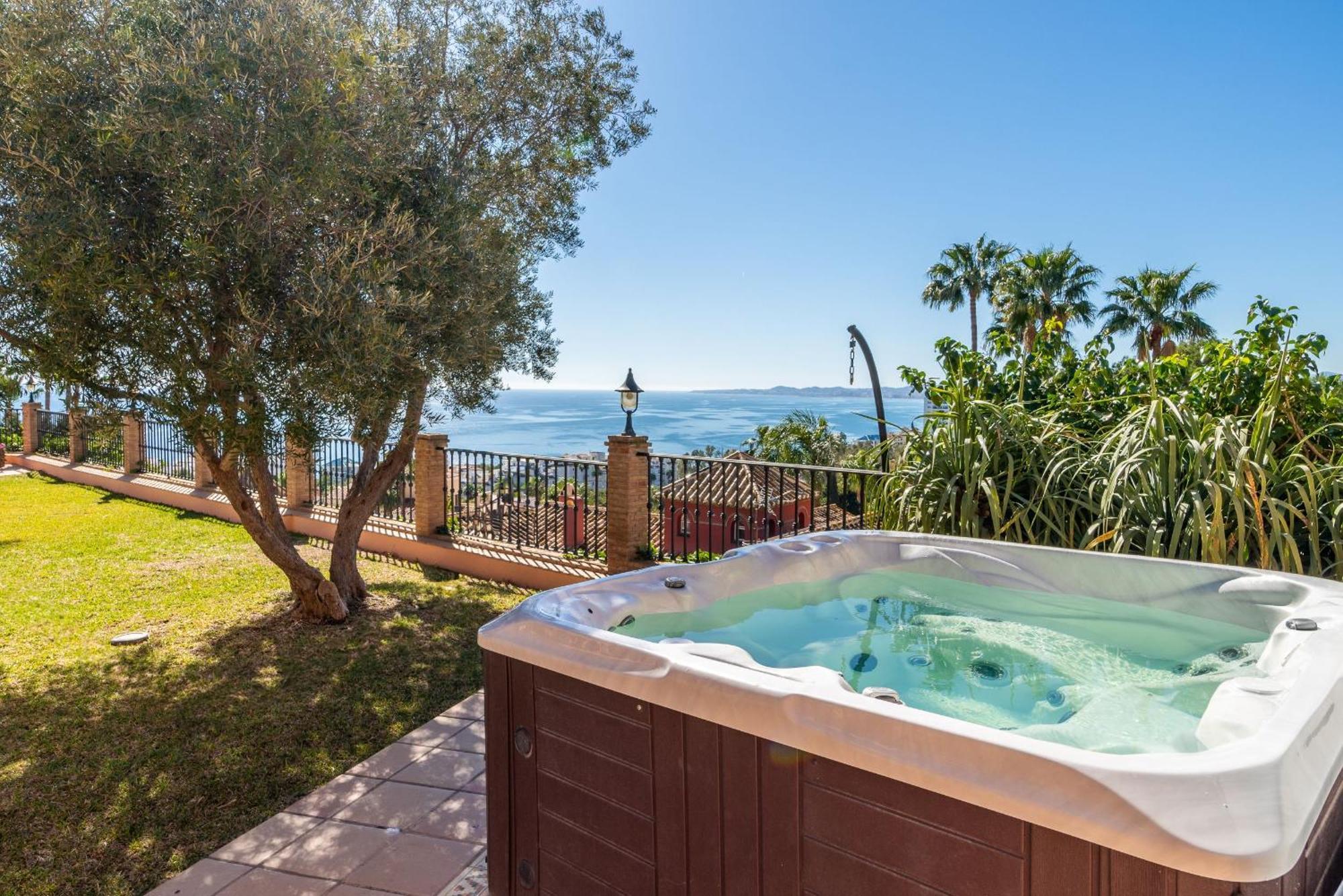 Beachside Villa With Panoramic Sea Views 베날마데나코스타 외부 사진