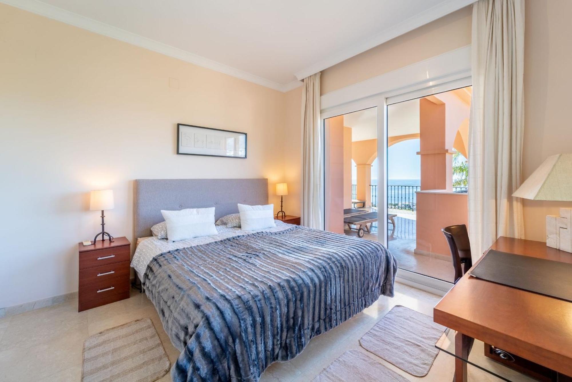 Beachside Villa With Panoramic Sea Views 베날마데나코스타 외부 사진
