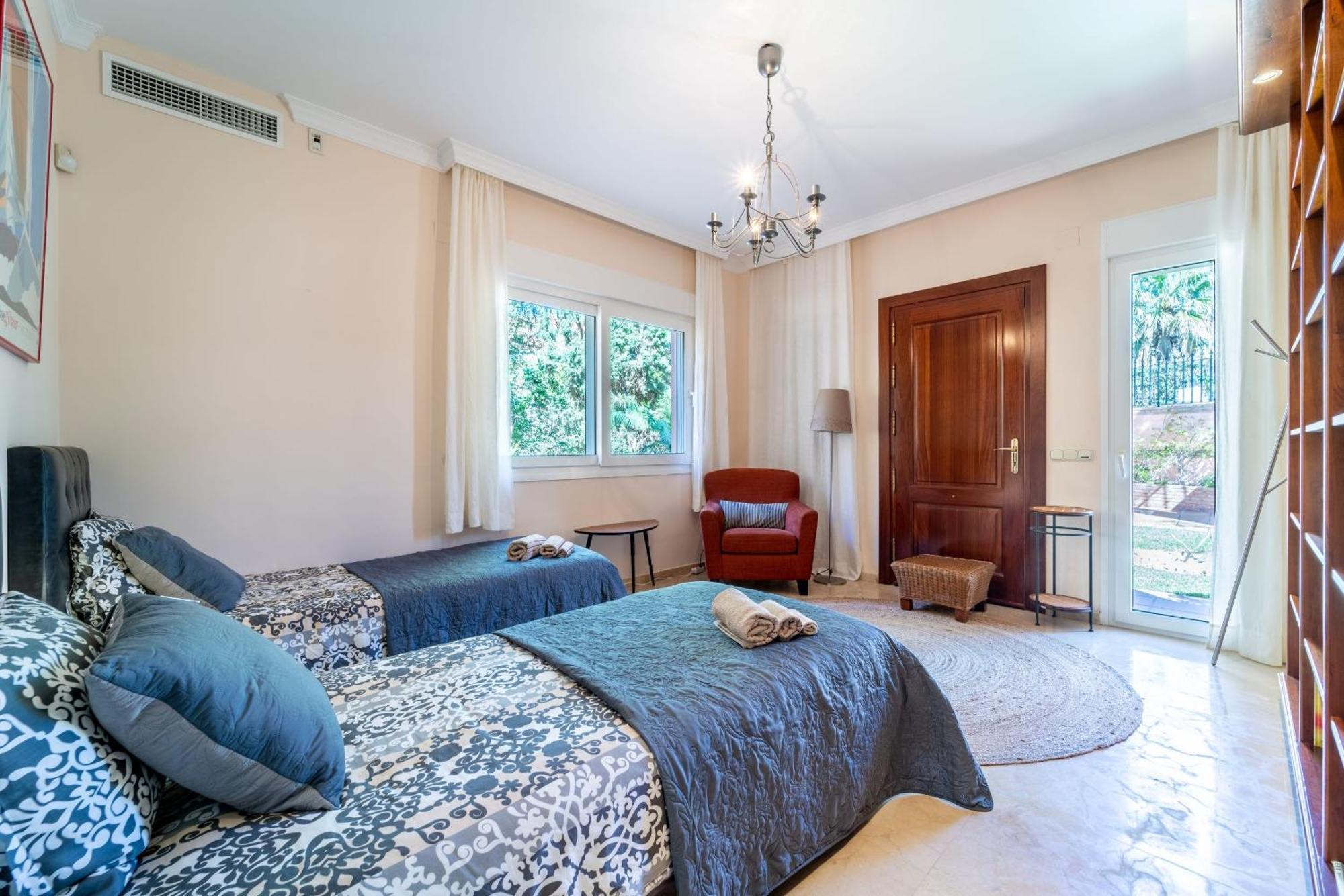 Beachside Villa With Panoramic Sea Views 베날마데나코스타 외부 사진