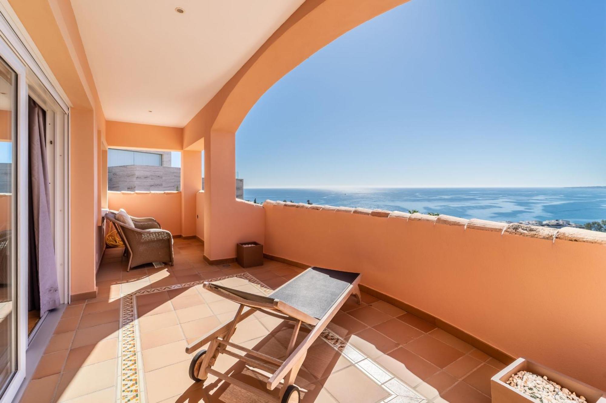 Beachside Villa With Panoramic Sea Views 베날마데나코스타 외부 사진