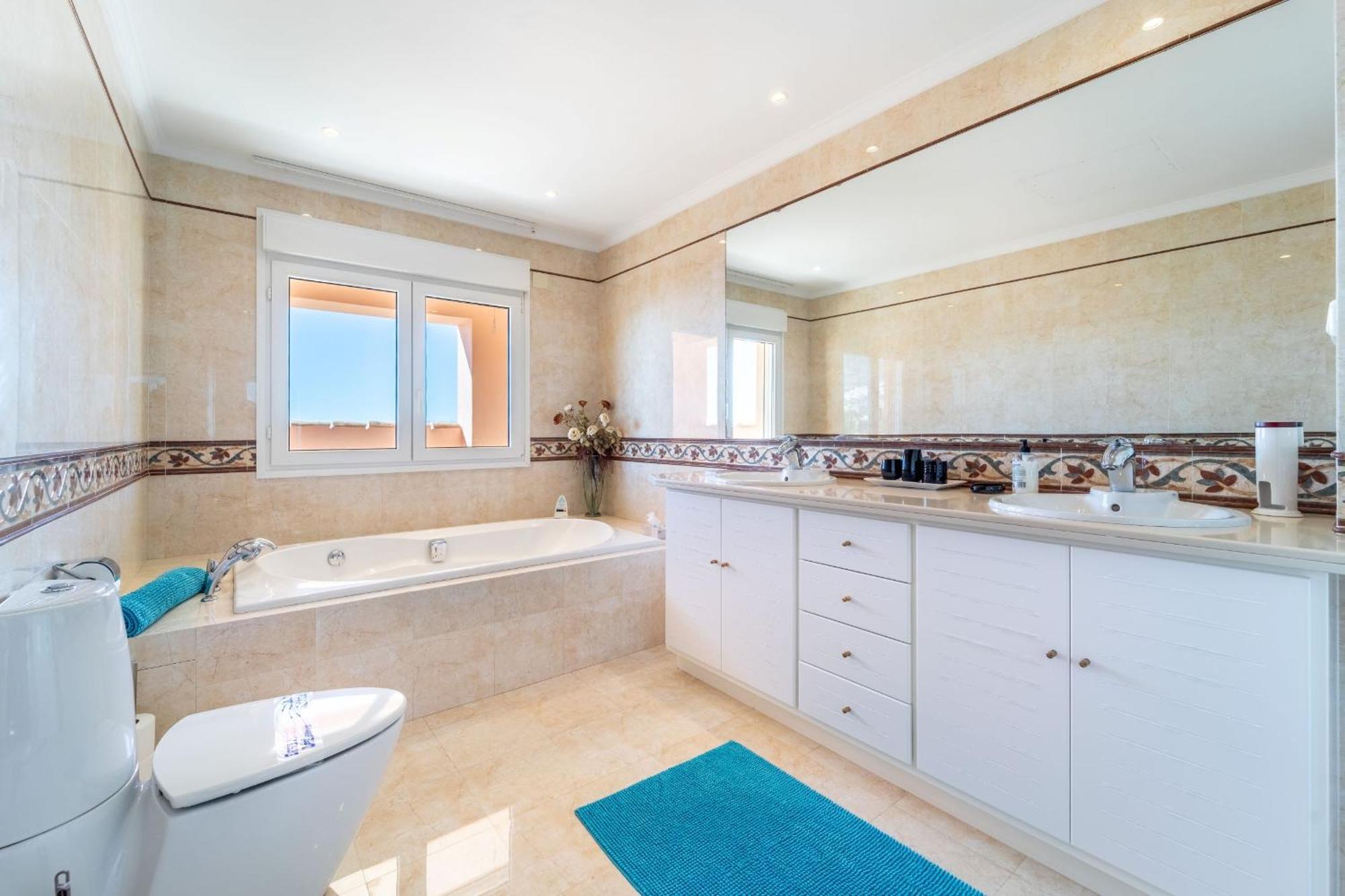 Beachside Villa With Panoramic Sea Views 베날마데나코스타 외부 사진