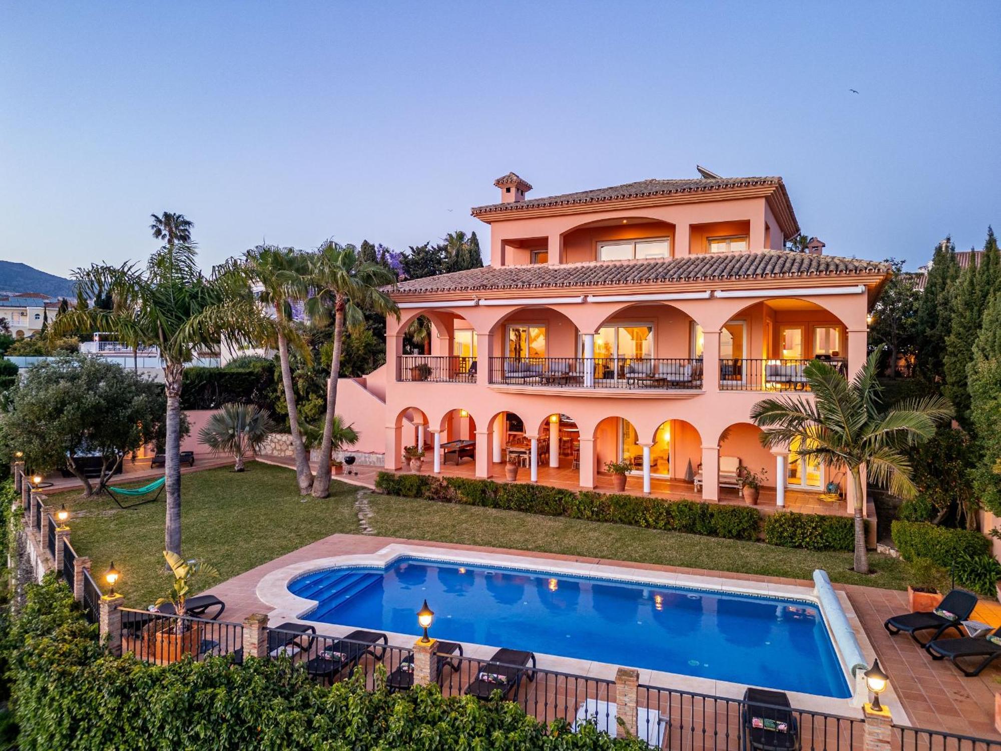 Beachside Villa With Panoramic Sea Views 베날마데나코스타 외부 사진